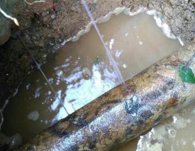 碾子山楼顶渗水维修公司分享下地暖漏水的原因及检测方法。